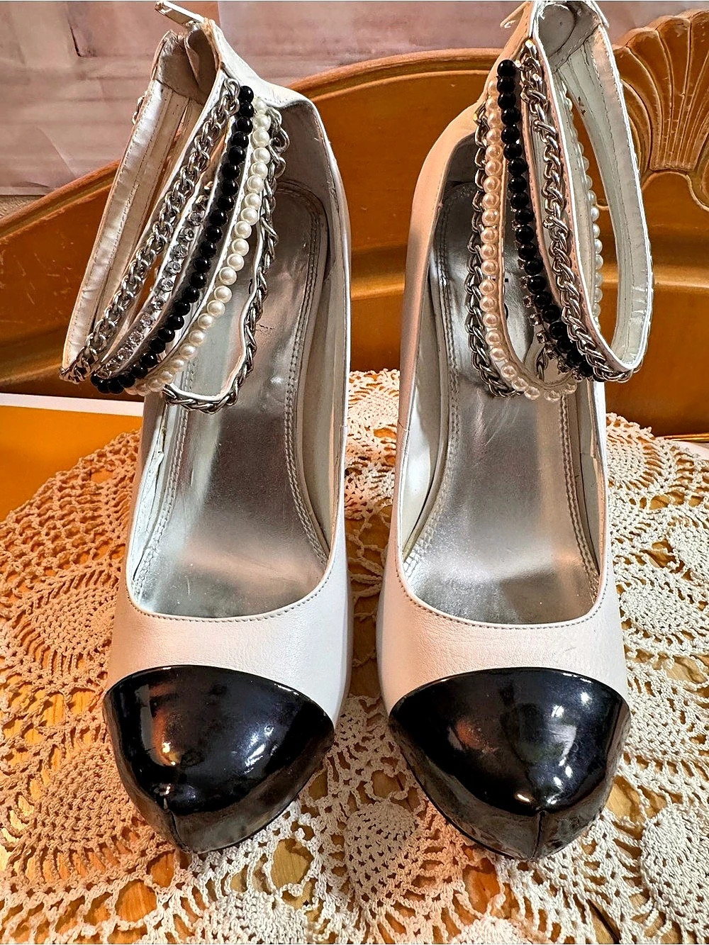 Bebe Heels Ankle Jewel Strap in White & Black
Classy and Sexy Size 9